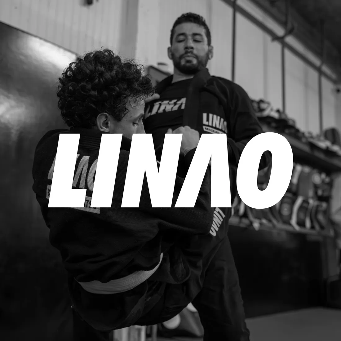 Un jeune élève et son professeur en kimono LINAO