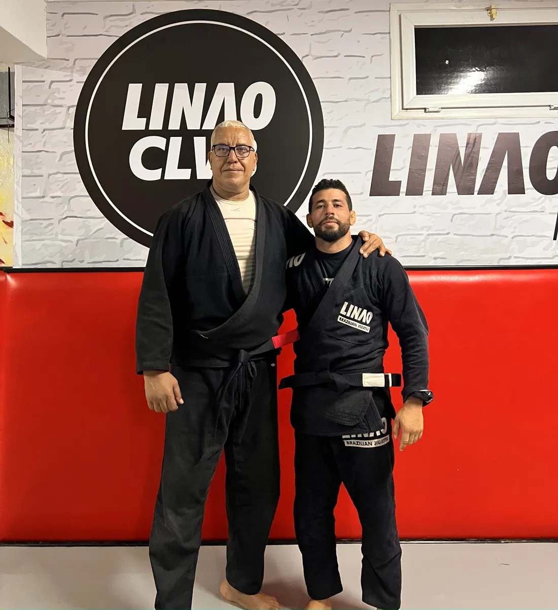 Deux ceintures noires devant le logo LINAO Club au Maroc