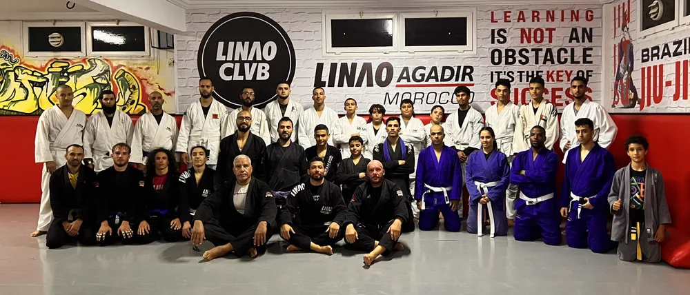 Grand groupe de pratiquants en kimono sur les tatamis