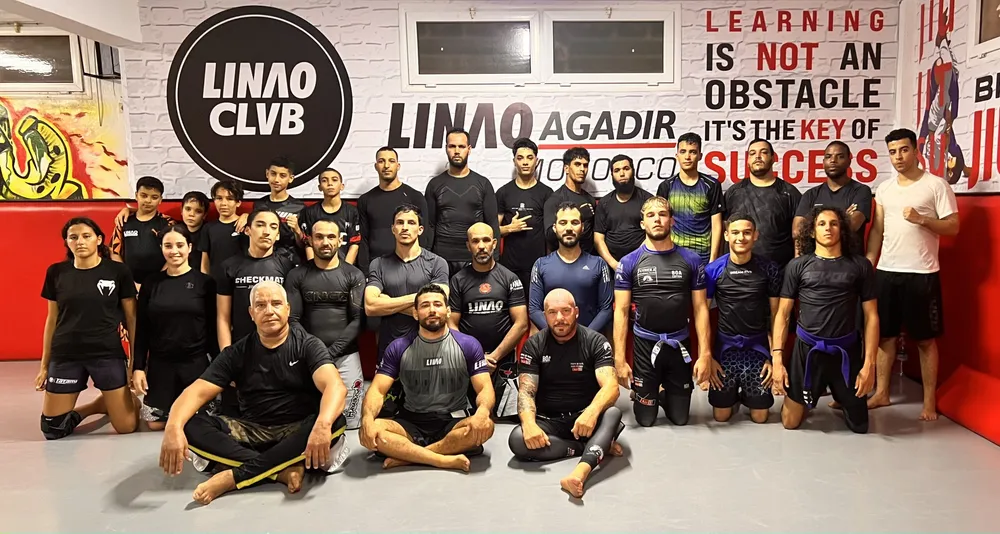 Groupe du club LINAO Agadir devant le mur « Learning is not an obstacle »