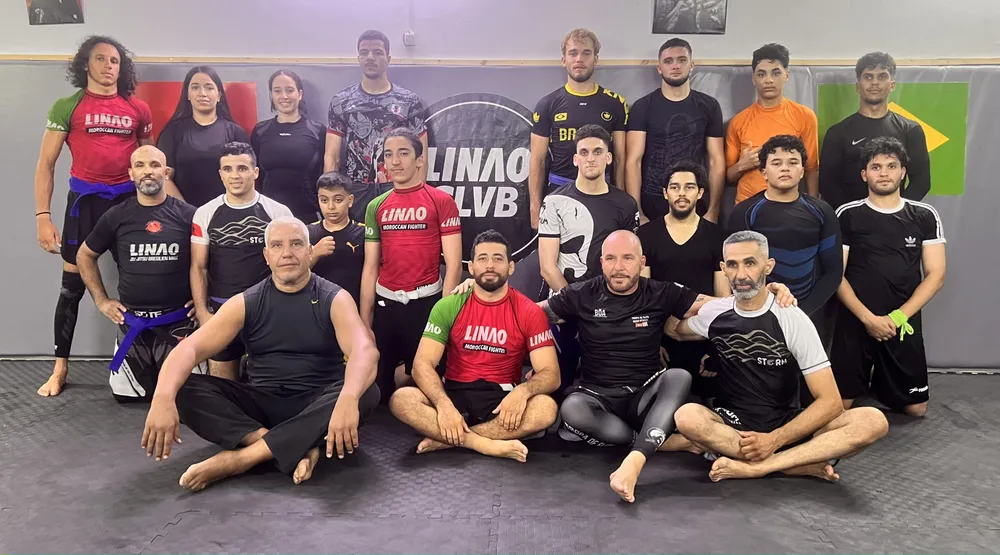 Groupe en tenue No-Gi assis sur les tatamis