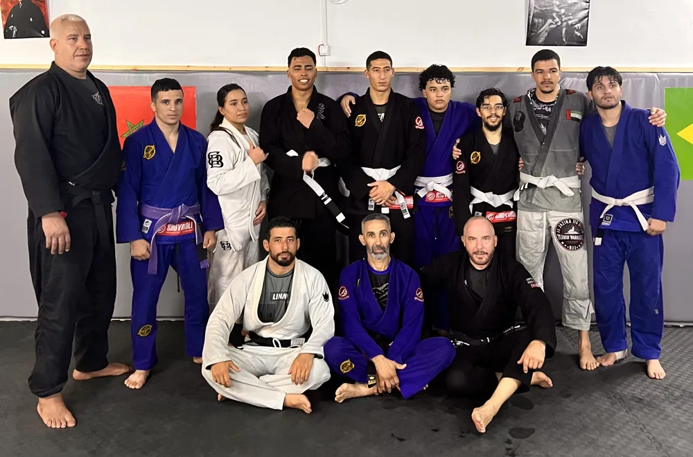 Groupe en kimonos bleus, blancs et noirs
